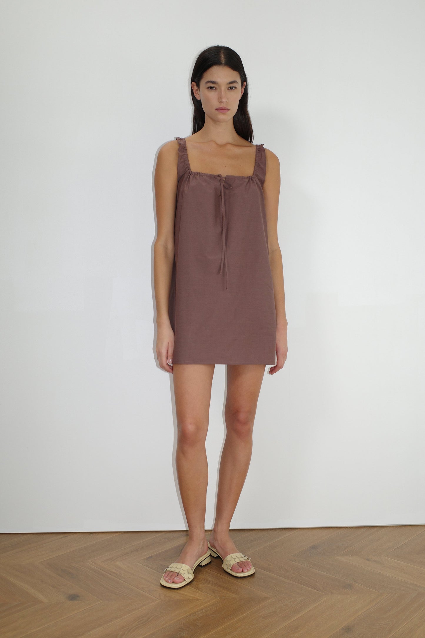 female model wears the bow dress in cedar exclusive to Deiji Studios
a crisp and lightweight mini-length dress features a flattering gathered square neckline with keyhole and tie front feature and side seam pockets
made from 100% GOTS certified organic cotton poplin