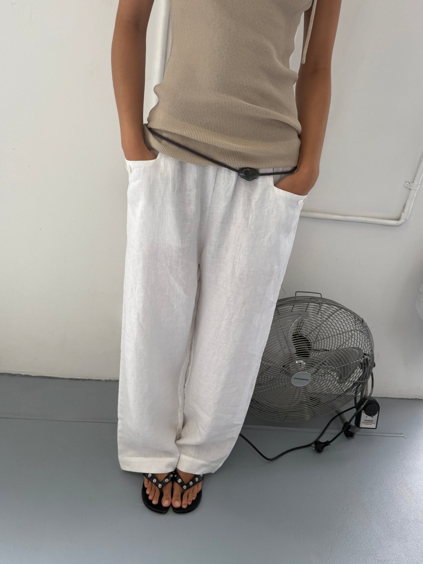female model wears the linen square pocket pant by Deiji Studios in white
an ankle length, straight leg pant features a soft minimal elastic waist with front seam pockets and button detail
made from 100% GOTS certified organic, OEKO-TEX 100 certified and EU certified stone washed french linen
paired with a beige knit top