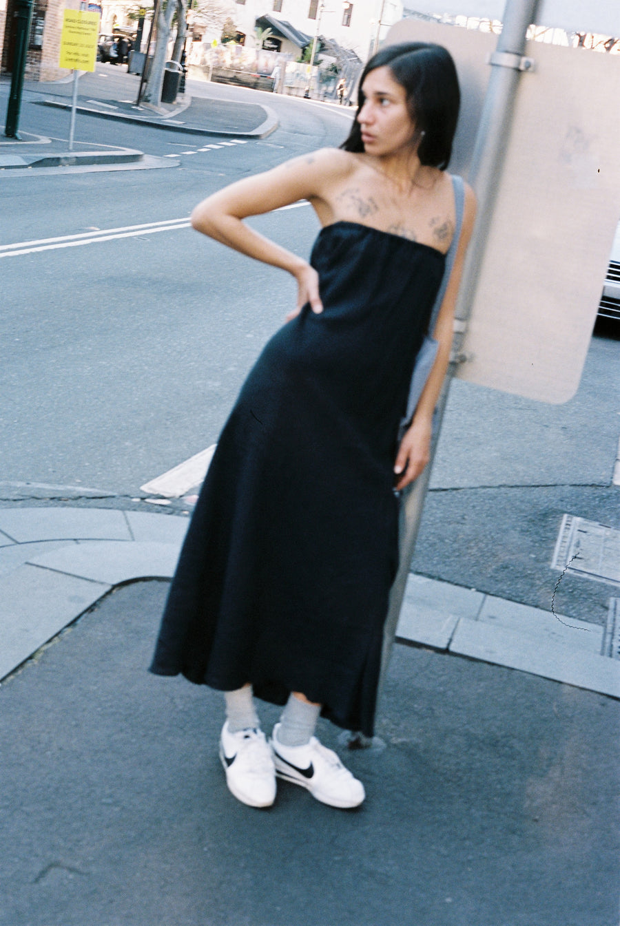 the strapless linen dress - black