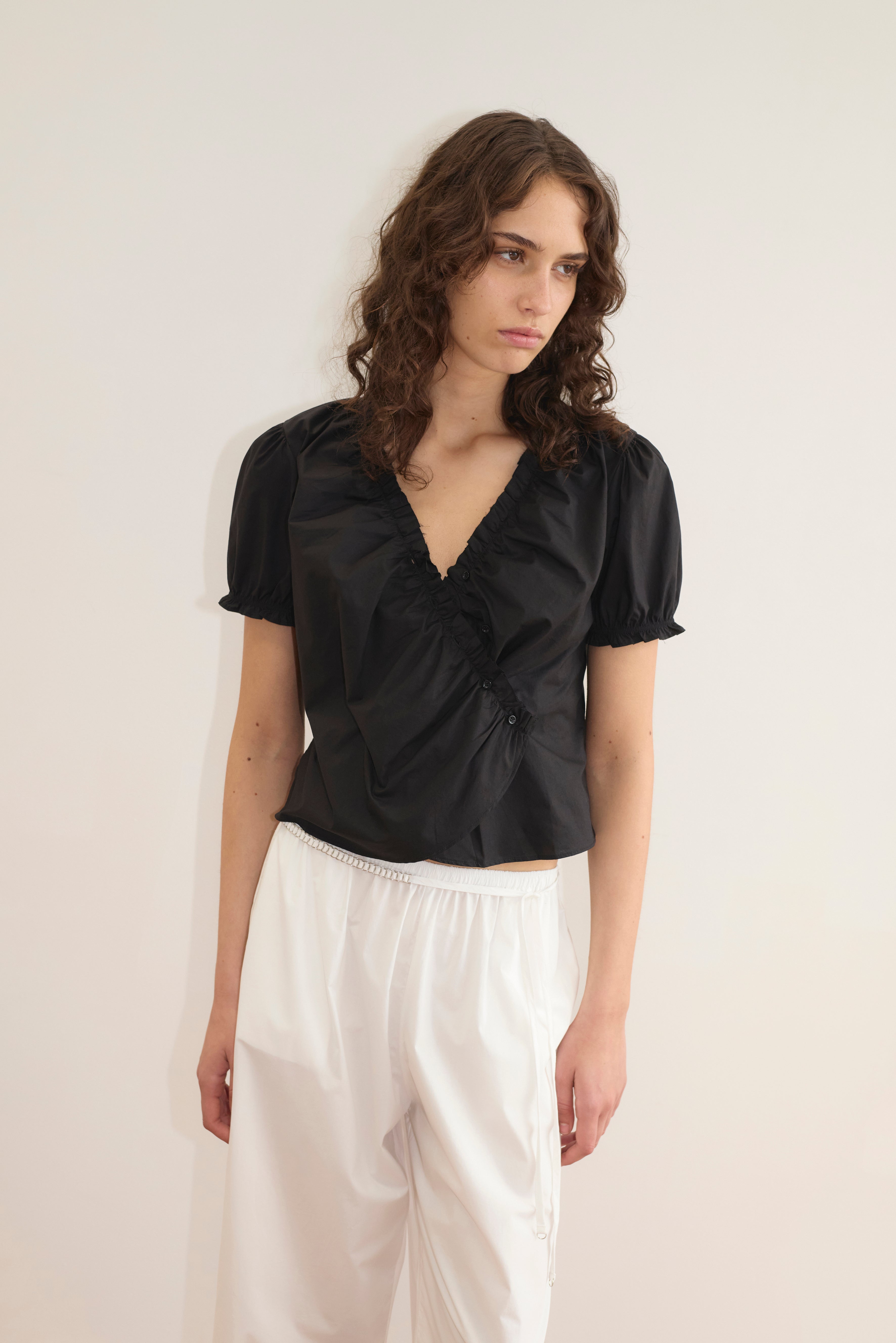 ＜６(ROKU)＞FRILL NO SLEEVE TOP 6（ロク）の「＜6(ROKU)＞FRILL NO SLEEVE TOP/トップス（ニット