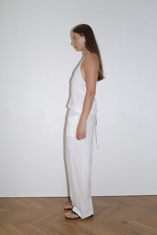 female model wears the linen halter top by Deiji Studios in white

relaxed halter top features flattering v neckline, centre bust pleats and adjustable backline with drawcord tie closure

made from 100% OEKO-TEX 100 certified and EU certified stone washed french linen

paired with a white linen trouser