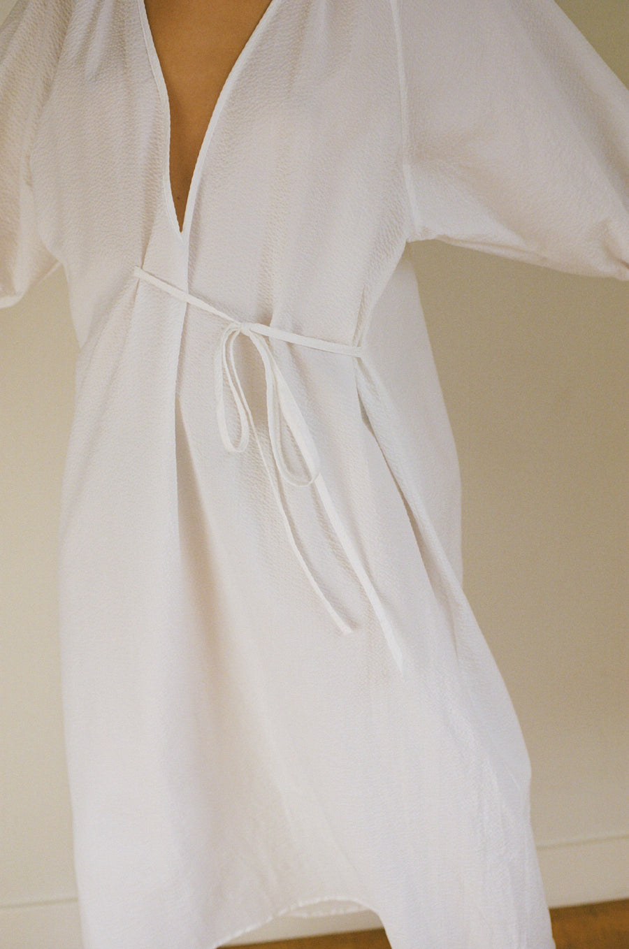 the fold midi dress - white seersucker