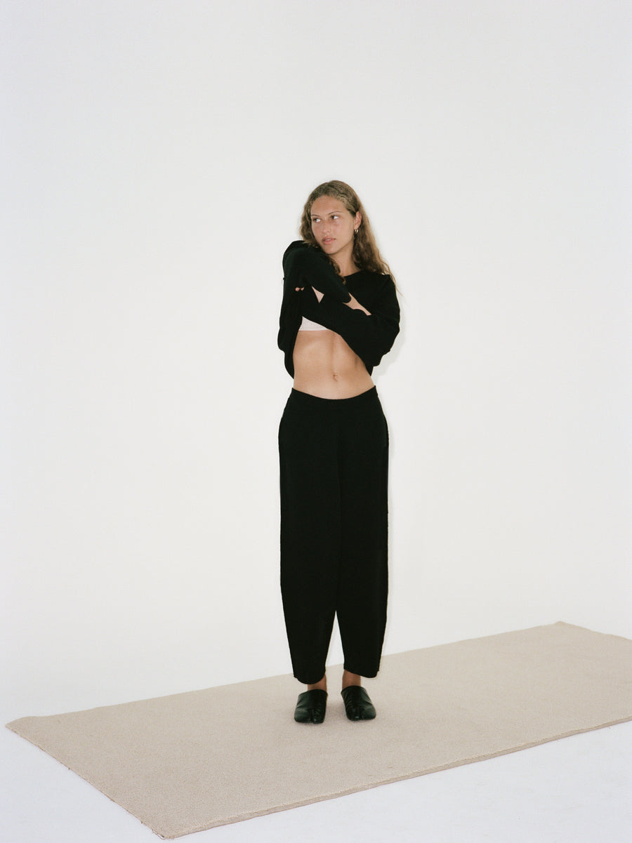 the curved leg pant - black