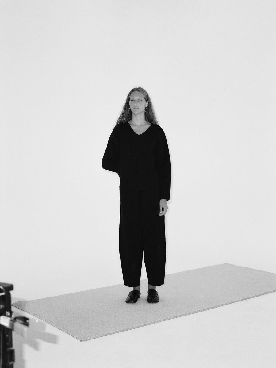 the curved leg pant - black