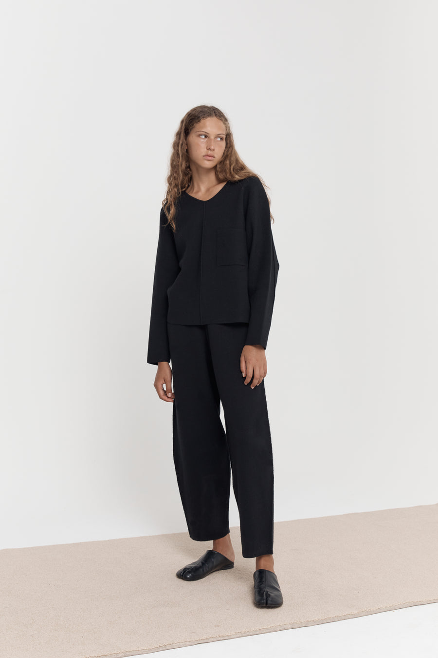 the curved leg pant - black