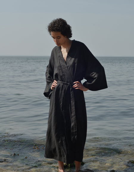 the 02 robe - deep black | Deiji Studios
